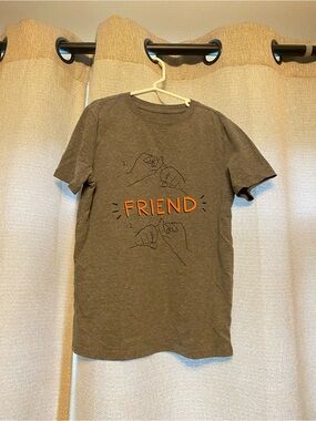 Cat & Jack Kids Size M (8/10) Gray Tee with Orange "FRIEND" Sign Language!